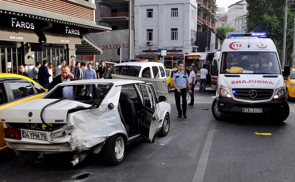 Beyoğlu'da kaza: 3 yaralı - 1