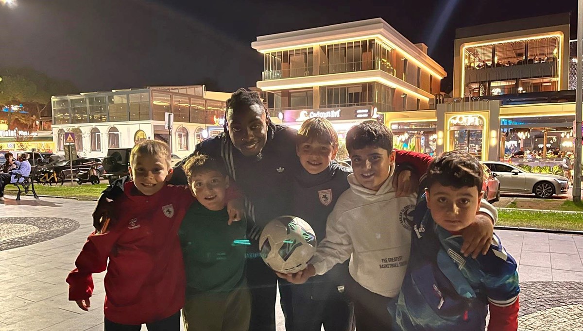 Samsunsporlu Makoumbou, çocuklarla kaldırımda futbol oynadı