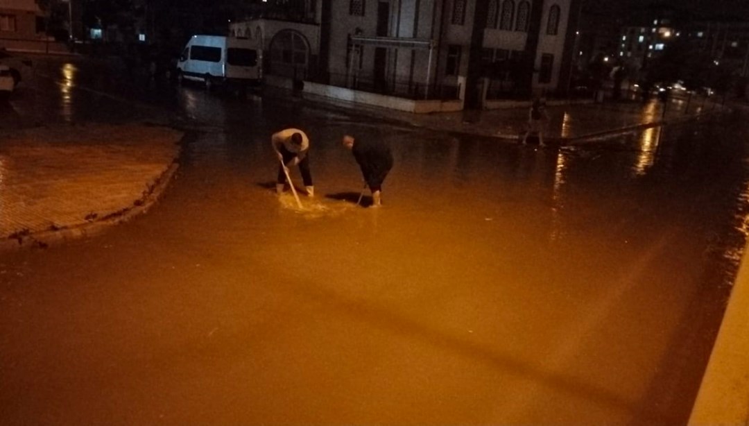 Çorum'da sağanak: Ev ve iş yerlerini su bastı