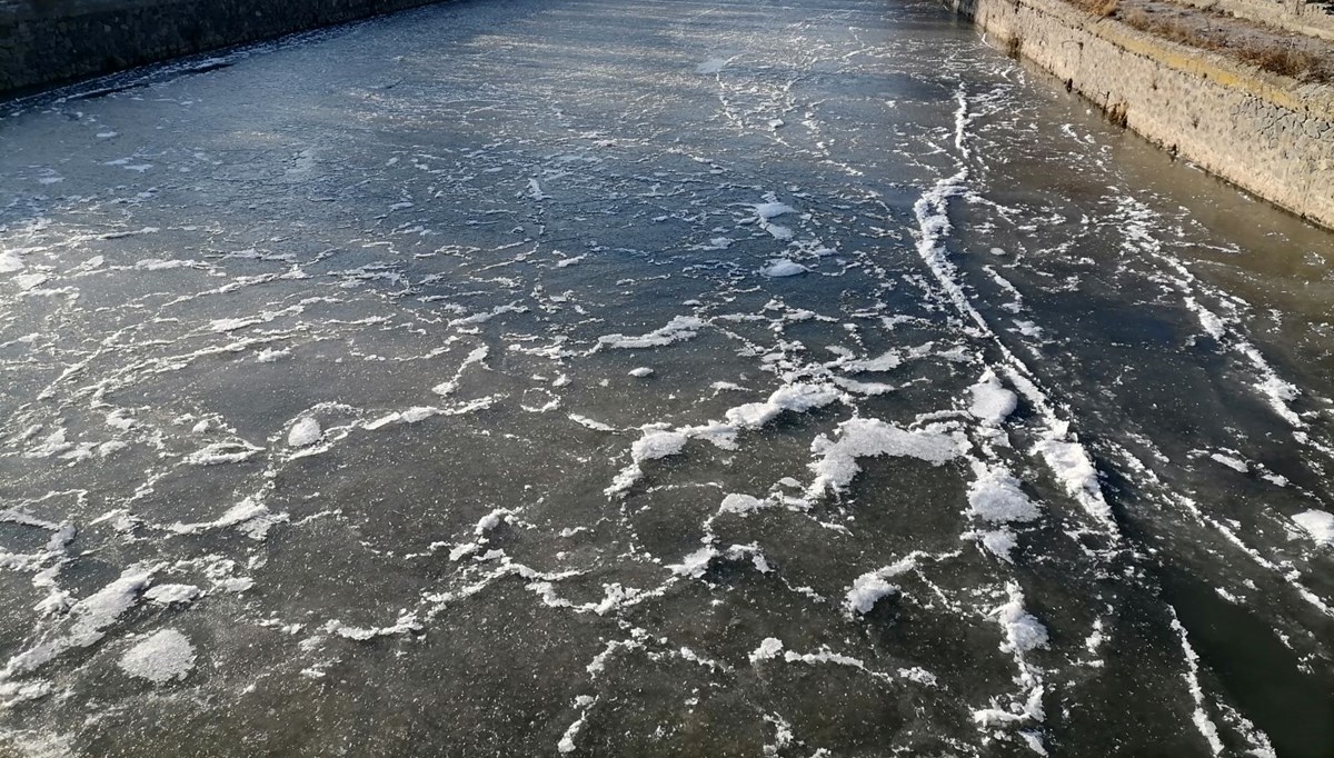 Kars Çayı buzla kaplandı