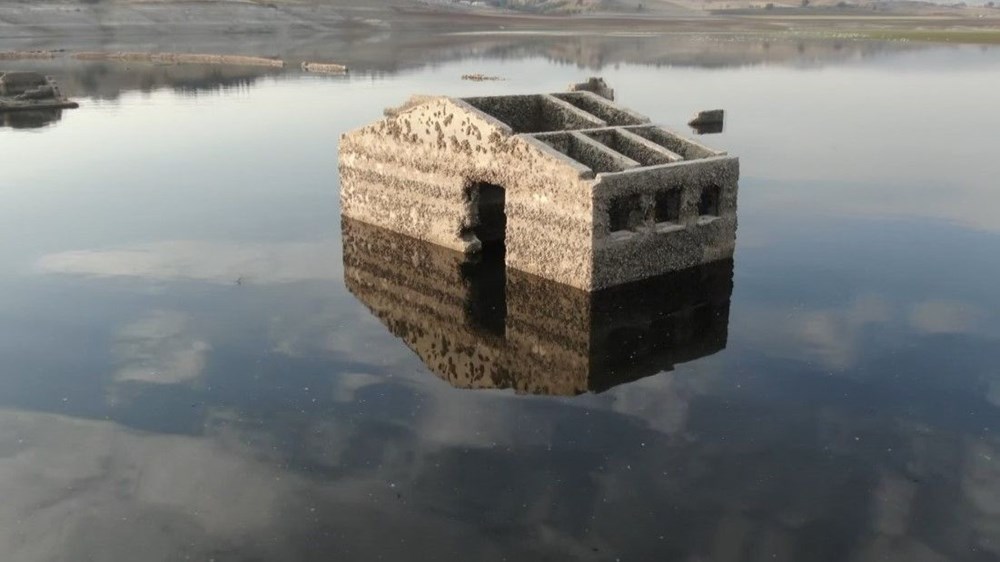 Barajda sular çekildi köyün kalıntıları ortaya çıktı - 2