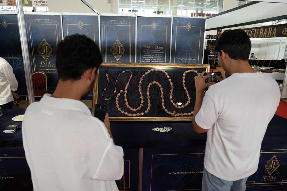 Değer biçilemiyor: Kur'an-ı Kerim'in 604 sayfası tespihe nakşedildi - 2