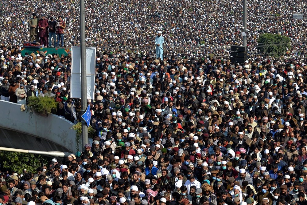 Pakistan'da on binler cenazeye katıldı - 16