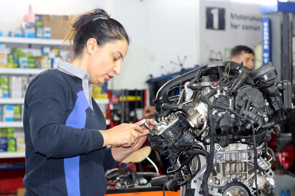 Denizleri Bırakıp Yağlı Ellere: Döndü Kaptan'dan Oto Tamirci Anneye Dönüşüm Hikayesi 72