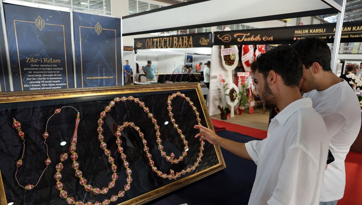 Değer biçilemiyor: Kur'an-ı Kerim'in 604 sayfası tespihe nakşedildi