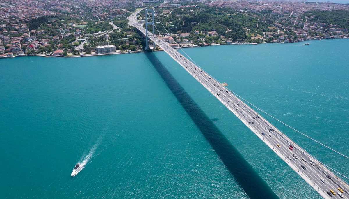 İstanbul Boğazı renk değiştirdi