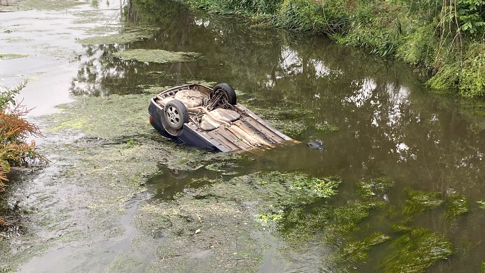 Dereye uçan otomobildeki kadını şantiye çalışanı kurtardı - 1