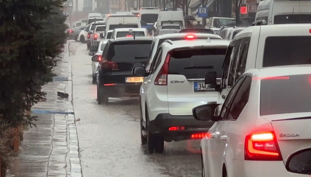 Aniden bastıran sağanak caddeleri göle çevirdi