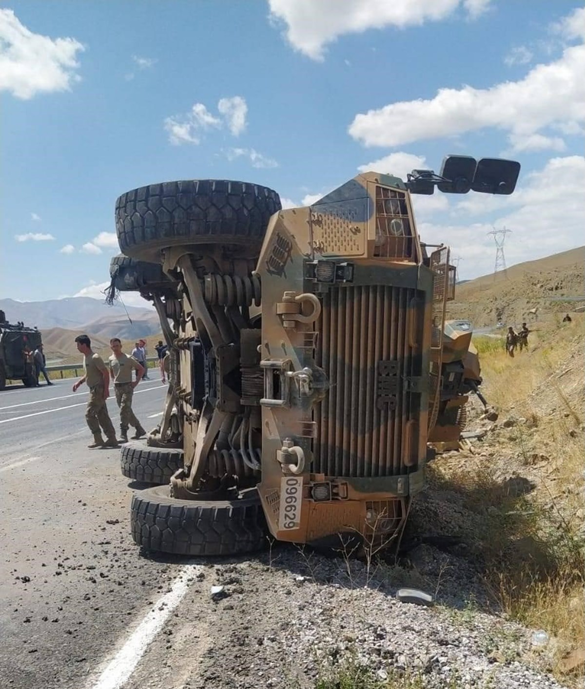 Van-Hakkari yolunda zırhlı araç devrildi: 6 asker hafif yaralı