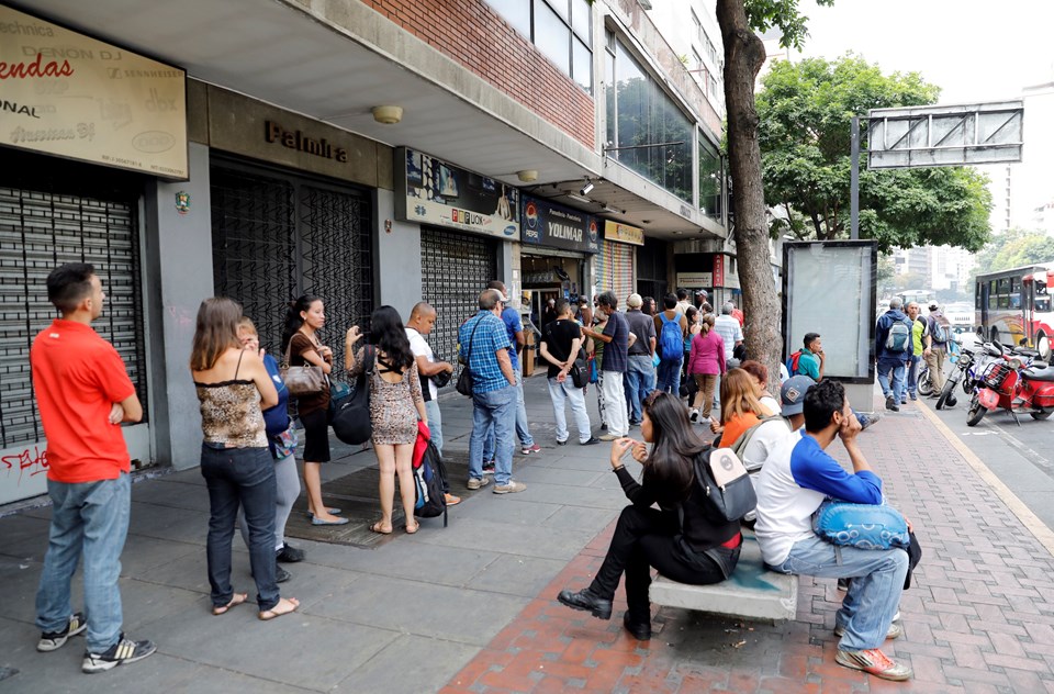 Venezuela'da elektrik kesintisi sürüyor: Metro seferleri durdu, okullar tatil edildi - 1