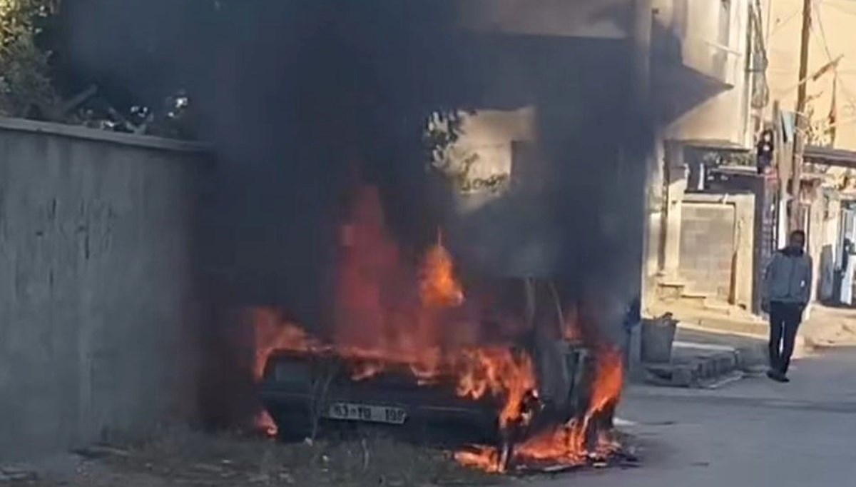 Adana'da panik anları: Park halindeki araç yandı Adana'da panik anları: Park halindeki araç yandı