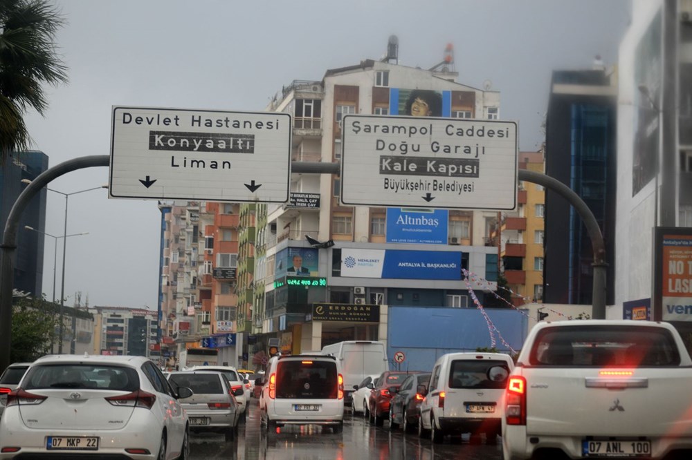 Antalya'yı fırtına vurdu: Dev dalgalar oluştu, ağaçlar devrildi - 9