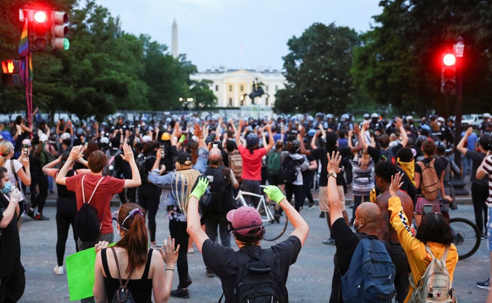 Beyaz Saray önündeki Andrew Jackson heykelini yıkmak isteyen göstericilere sert müdahale - 10