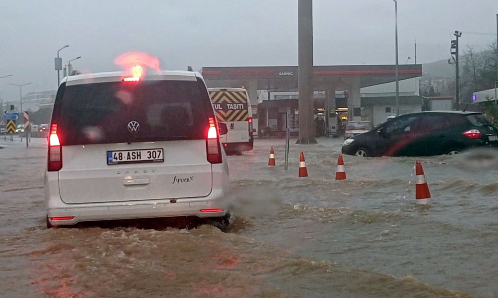 Metrekareye 106 kilo yağış düştü! Cadde ve yollar göle döndü - 5