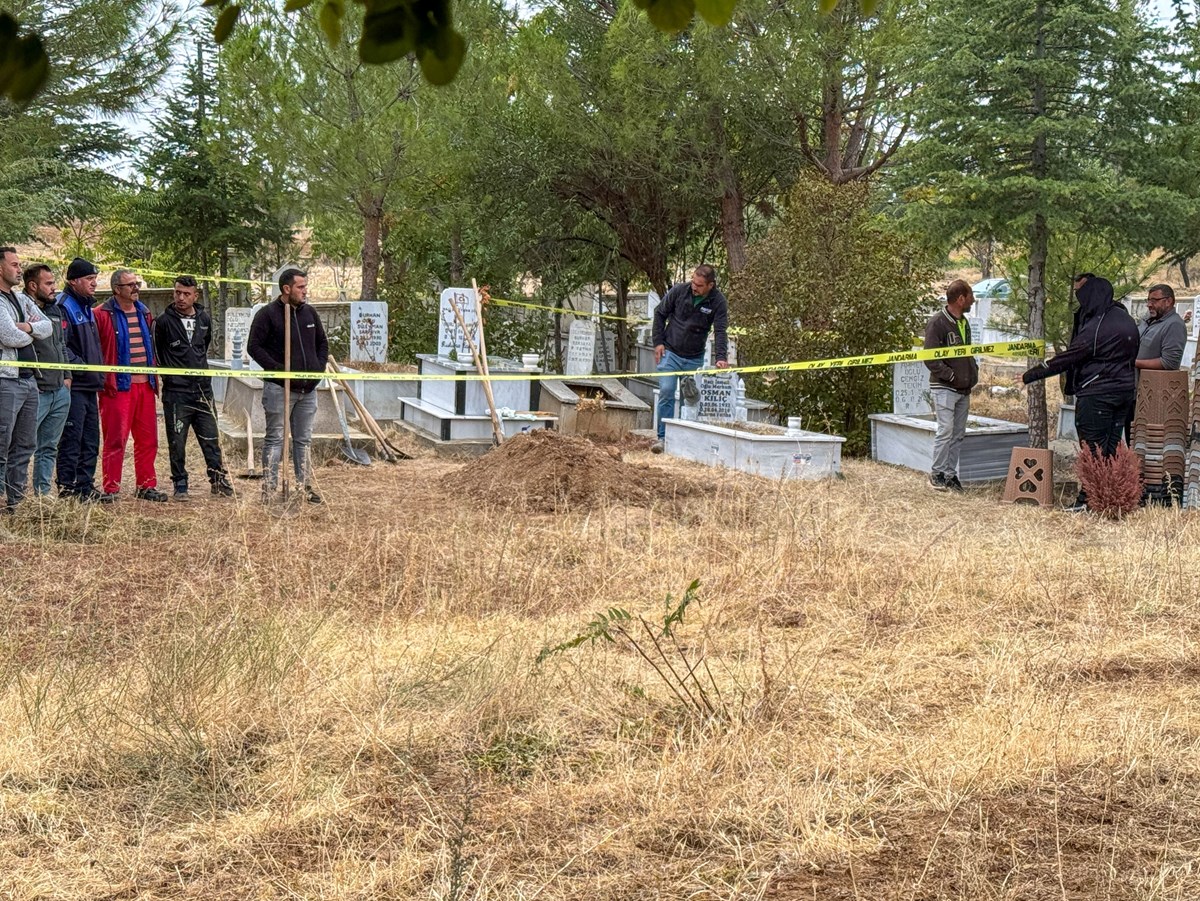 Savcılık kararıyla açılan mezardan çıkarılan cenaze, yakınlarına teslim edildi.