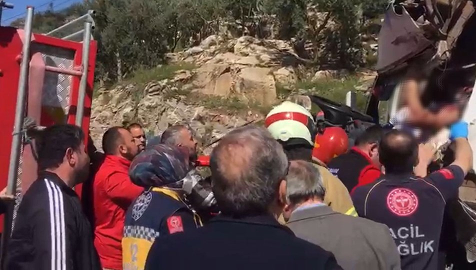 Bursa'da 2 TIR kafa kafaya çarpıştı:1'i ağır 2 yaralı