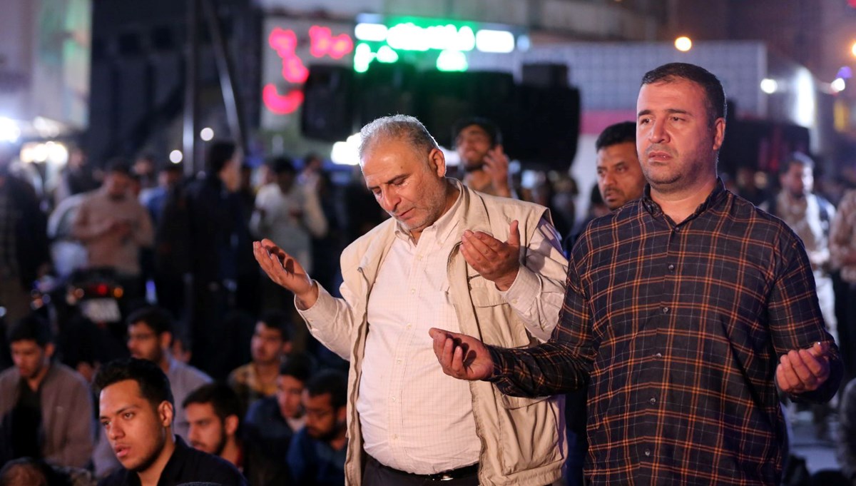 Tahran'da halk, Reisi ve diğer yetkililerin sağ bulunması için dua ediyor Tahran'da halk, Reisi ve diğer yetkililerin sağ bulunması için dua ediyor