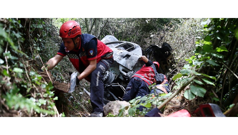 Sakarya'da şarampole devrilen otomobilde yangın
