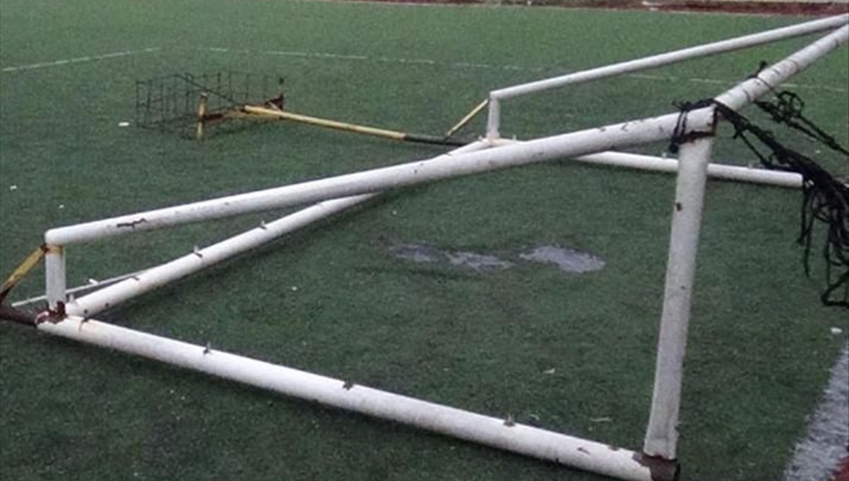 Üzerine kale direği düşen minik futbolcu yaşam savaşı veriyor Üzerine kale direği düşen minik futbolcu yaşam savaşı veriyor