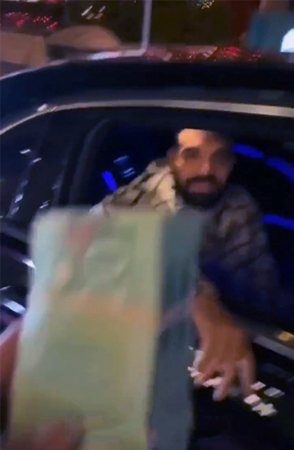 Drake, Noel'de deste deste para dağıttı - 1