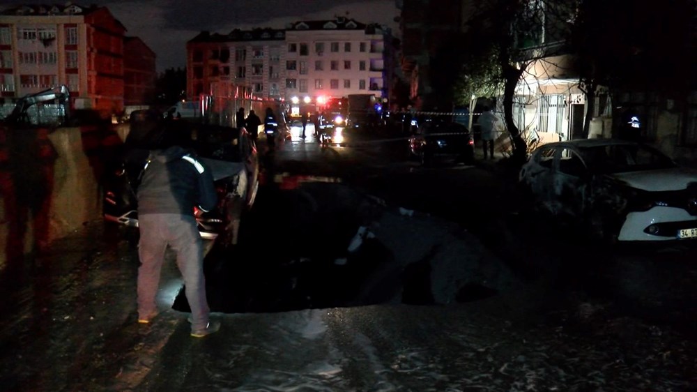 Zeytinburnu'nda doğalgaz borusu patladı: Yol çöktü, 4 araç yandı - 9