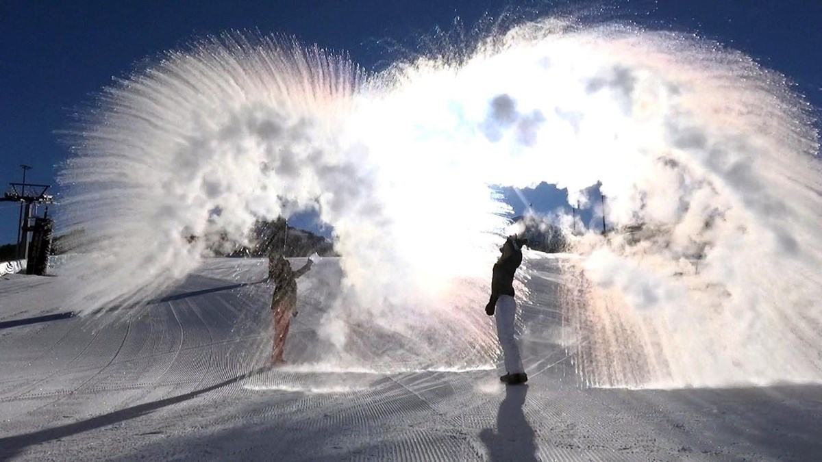Palandöken'de havaya atılan sıcak su, buz oldu