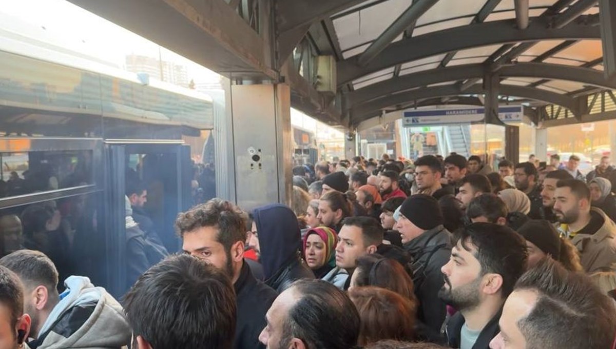 Esenyurt'ta metrobüs arızası: Tekerden dumanlar yükseldi