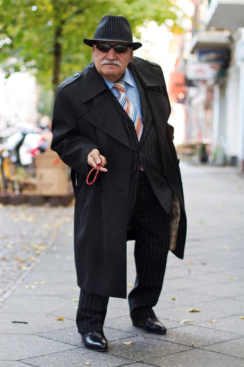 Толстый старик видео. Дед в пальто. Старый мужчина в пальто. Мужчина в плаще и шляпе. Человек в пальто.