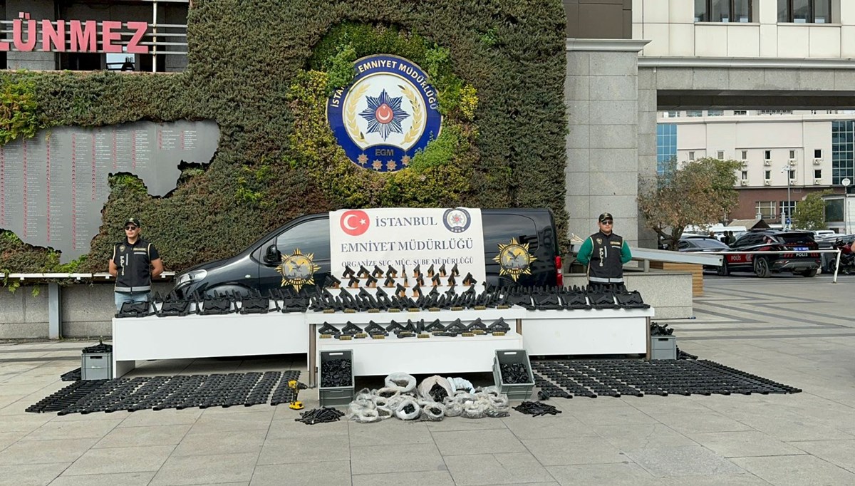 İstanbul'da rezidans dairesine kaçak silah operasyonu: 9 gözaltı İstanbul'da rezidans dairesine kaçak silah operasyonu: 9 gözaltı