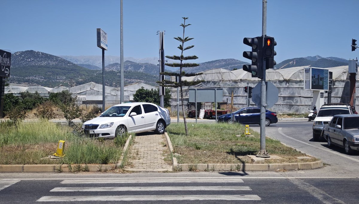 Refüje çıkan otomobildeki 3 kişi yaralandı