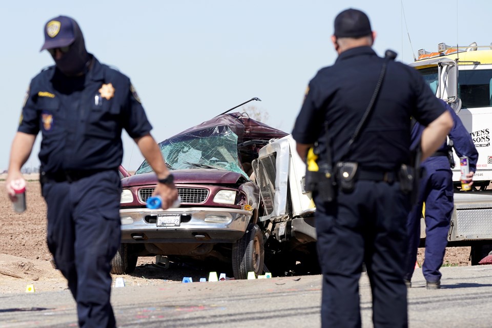 Kaliforniya'da minibüsle kamyon çarpıştı: 15 ölü - 2