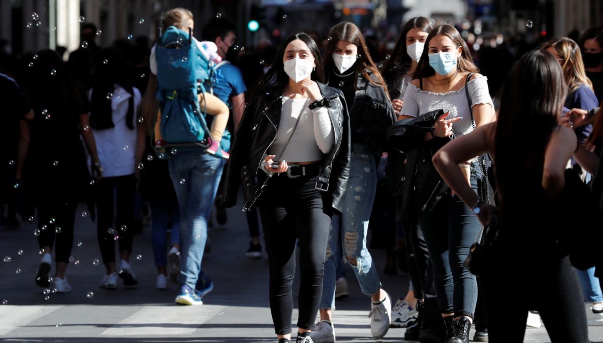 İtalya'da bir kişide Covid-19'un Omicron varyantı tespit edildi