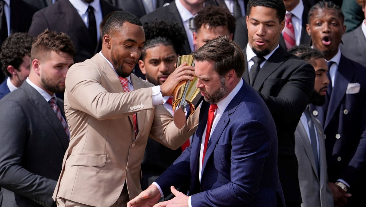 ABD Başkan Yardımcısı kupayı düşürdü