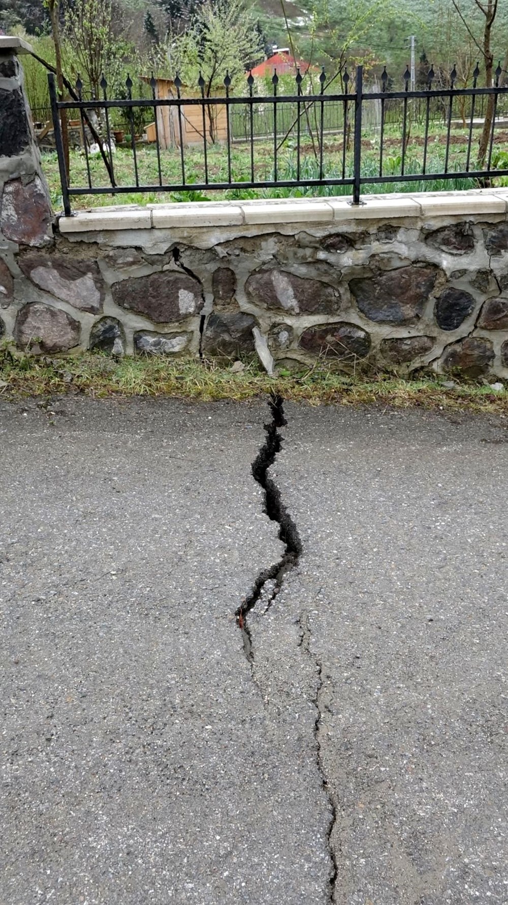 Yolların Gizli Tehlikesi: Derin Çatlakların Fısıltısı 77 KNTpYRBkJ0O9caJVh0bRqw