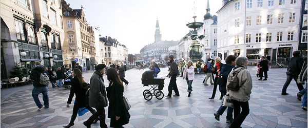 Житель копенгагена. Европа жизнь городская. Житель копенгагена. Улица стрегет в копенгагене. Пешеходная улица строгет копенгаген.