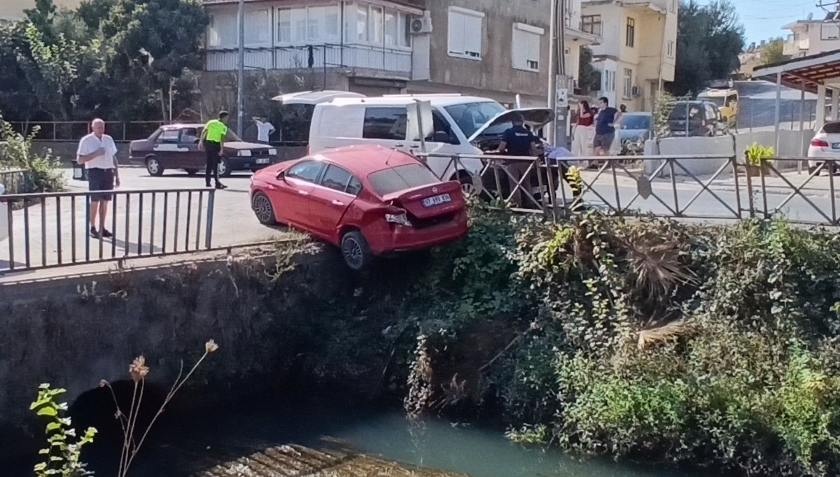 Antalya'da kaza: İrlandalı sürücünün otomobili sulama kanalında asılı kaldı