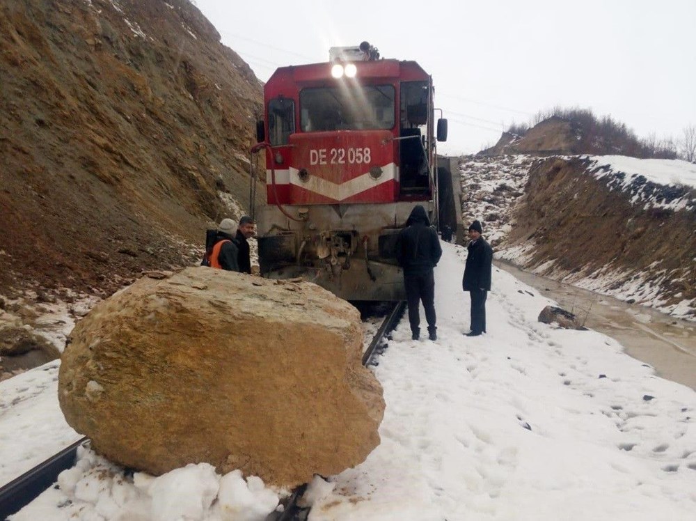 Van Gölü Ekspresi yamaçtan kopan kayalara çarptı - 1