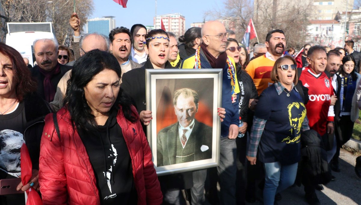 Türk bayrakları ve Atatürk posterleriyle Anıtkabir'e yürüdüler