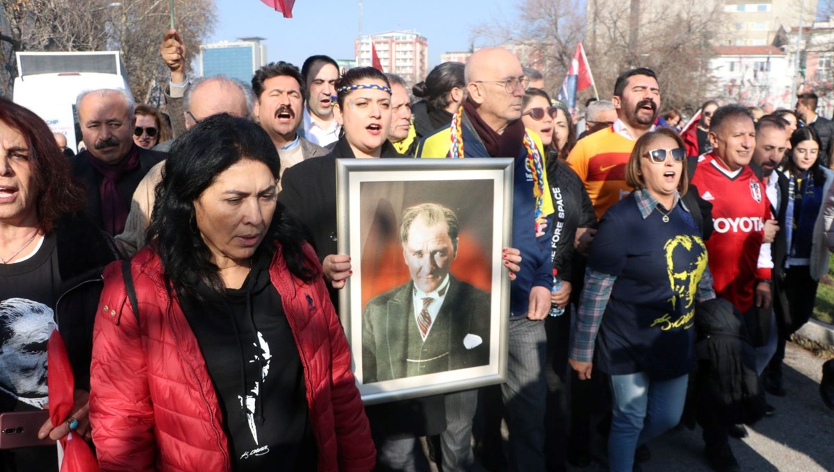 Türk bayrakları ve Atatürk posterleriyle Anıtkabir'e yürüdüler Türk bayrakları ve Atatürk posterleriyle Anıtkabir'e yürüdüler