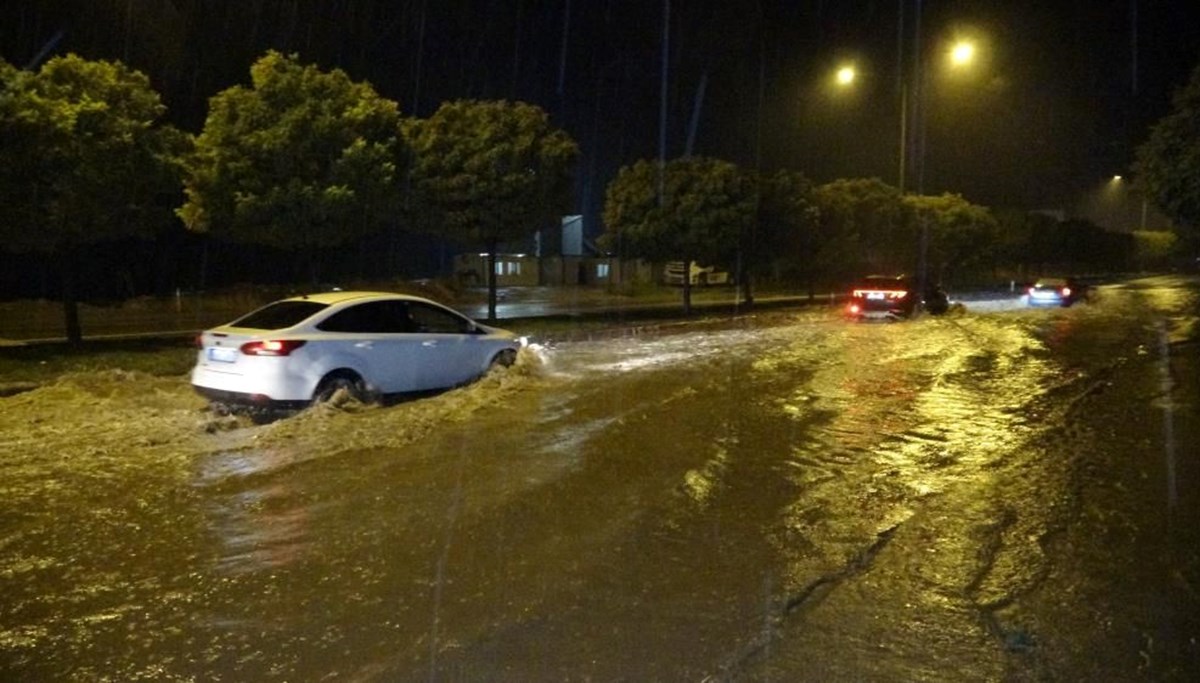 Adıyaman’da şiddetli yağış: Cadde ve sokaklar göle döndü