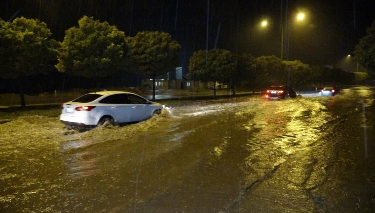 Adıyaman’da şiddetli yağış: Cadde ve sokaklar göle döndü Adıyaman’da şiddetli yağış: Cadde ve sokaklar göle döndü
