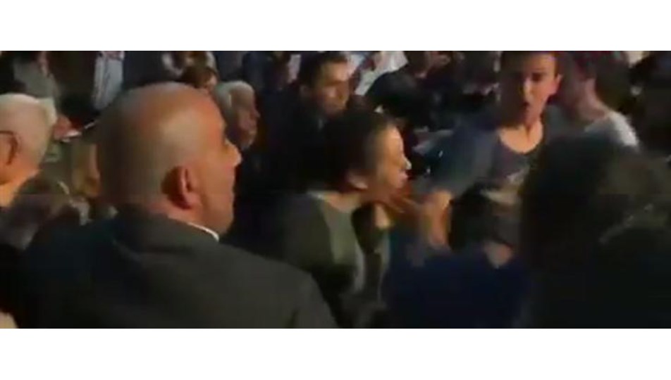 Fransa'da Le Pen'in seçim toplantısında kavga