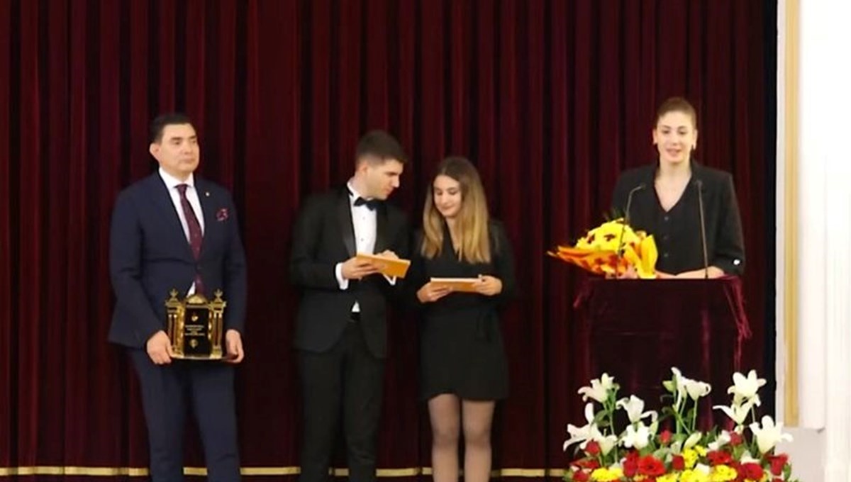 Galatasaray Ödülü, Prof. Dr. Feride Acar ve Türkiye Kadın Milli Voleybol Takımı’na verildi Galatasaray Ödülü, Prof. Dr. Feride Acar ve Türkiye Kadın Milli Voleybol Takımı’na verildi