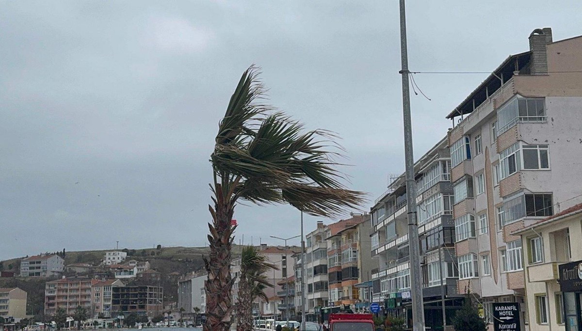 Marmara’da fırtına: Eğitim uçuşları iptal edildi, balıkçılar denize açılamadı