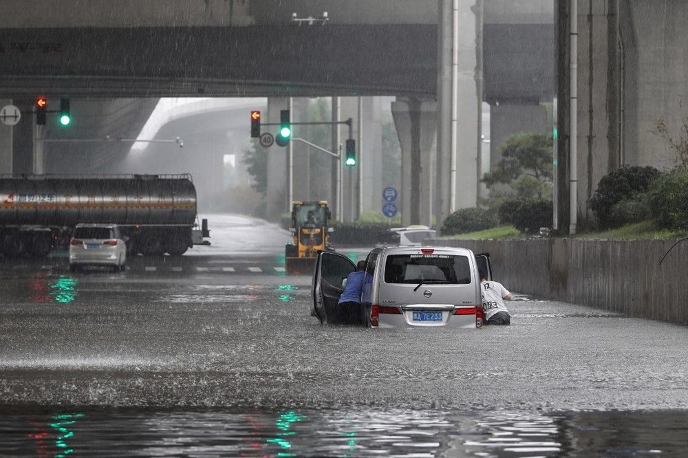 Çin’de 'bin yılın en şiddetli yağmuru' sele neden oldu: 16 can kaybı - 17