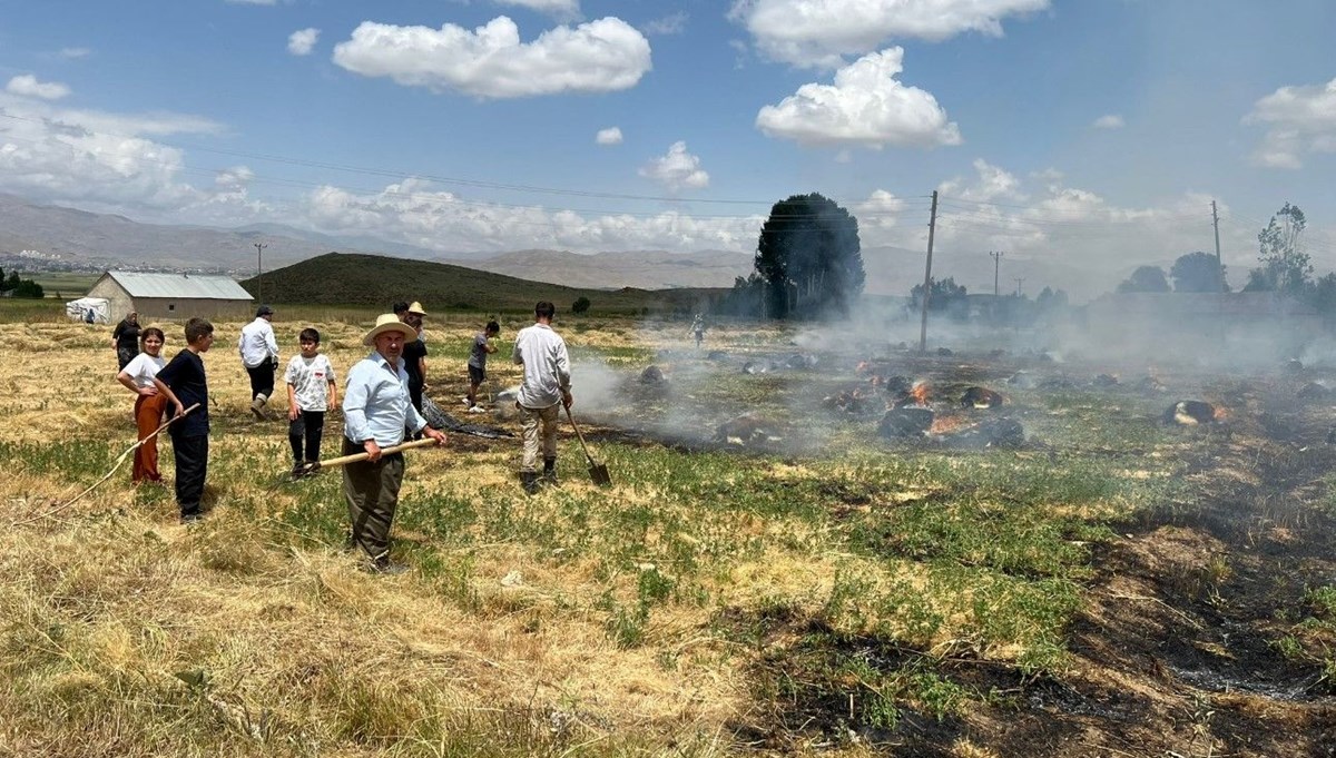 Hakkari'de yaklaşık bin 500 bağ ot kül oldu Hakkari'de yaklaşık bin 500 bağ ot kül oldu