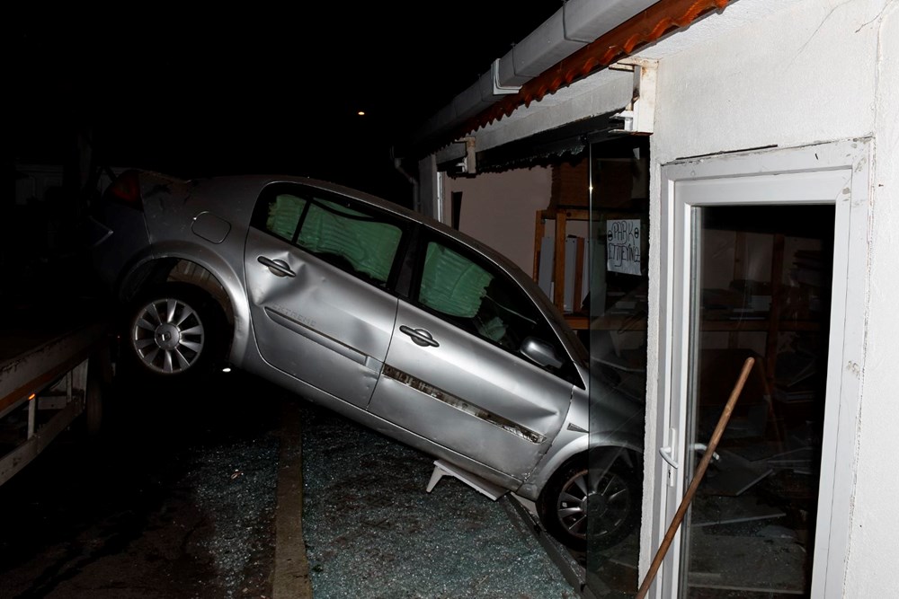 Freni tutmayan otomobil mobilya atölyesine girdi - 1