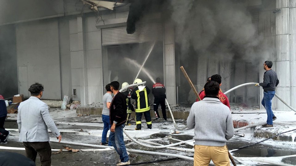 Adana’da korkutan depo yangını - 2
