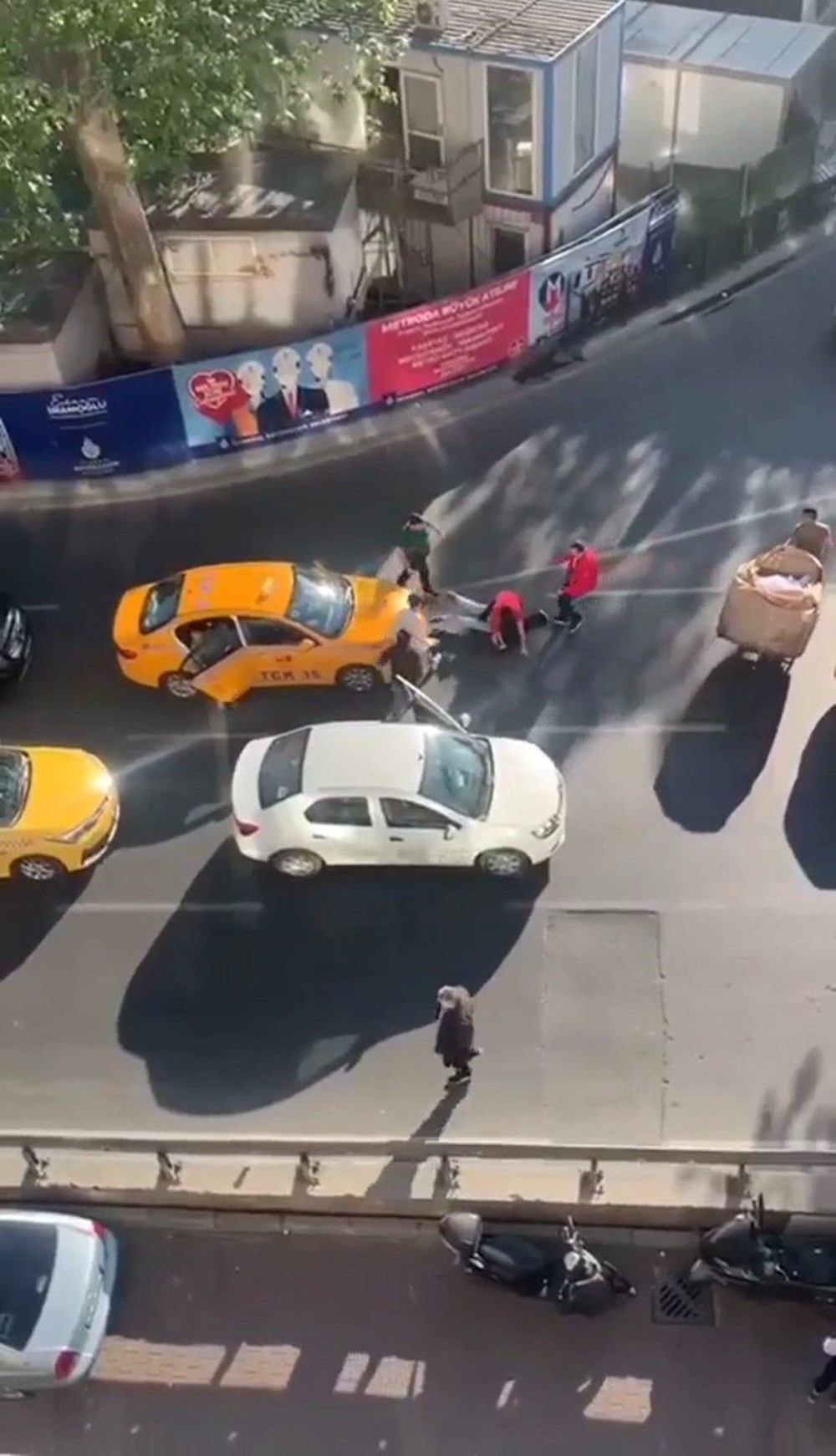 İki taksicinin müşteri kavgası: Caddeyi boks ringine çevirdiler - 5