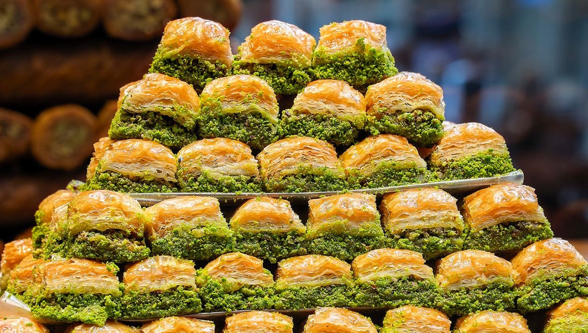 Baklava şerbeti nasıl olmalı? Baklava şerbeti sıcak mı, soğuk mu dökülür?